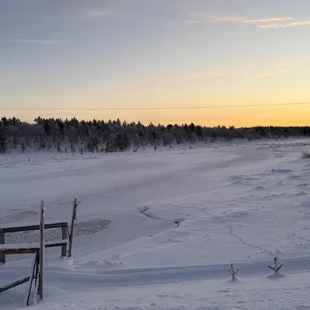 Arctic Raja Inn, Next To Norwegian Border 여관 Naatamo
