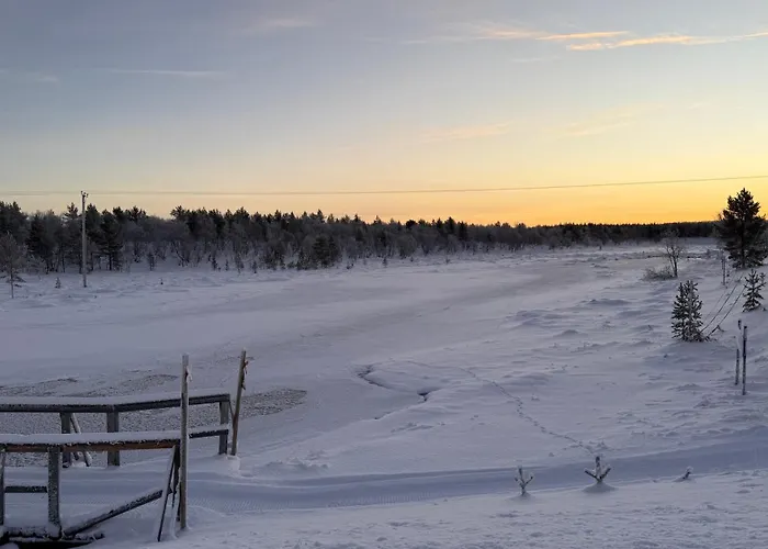 Arctic Raja Inn, Next To Norwegian Border Mini-hôtel Naatamo